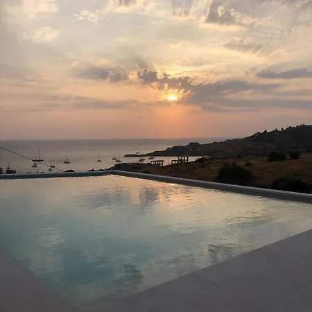 Minimal With A Swimming Pool And Sea View In Dom wakacyjny *